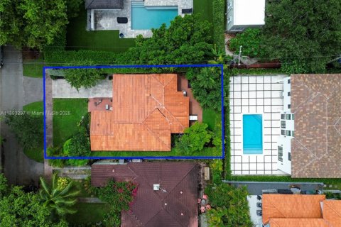 House in Coral Gables, Florida 2 bedrooms, 126.53 sq.m. № 1946542 - photo 5