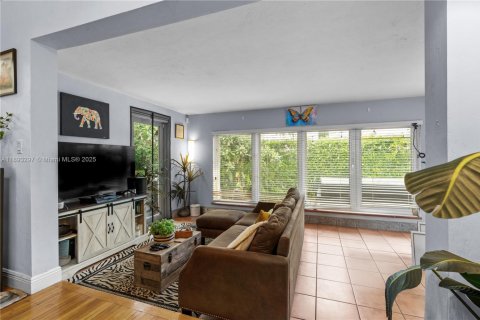 House in Coral Gables, Florida 2 bedrooms, 126.53 sq.m. № 1946542 - photo 17