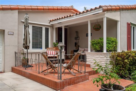 House in Coral Gables, Florida 2 bedrooms, 126.53 sq.m. № 1946542 - photo 3