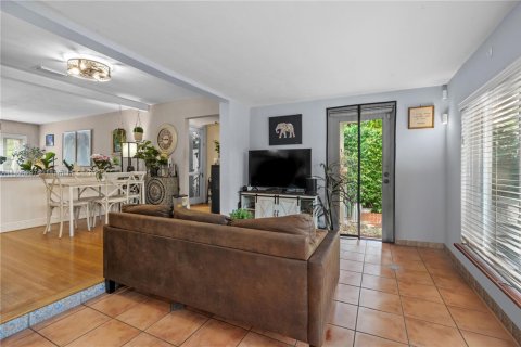 House in Coral Gables, Florida 2 bedrooms, 126.53 sq.m. № 1946542 - photo 18