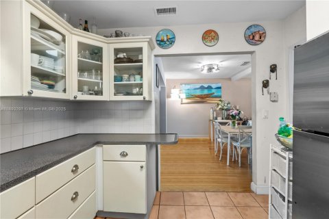 House in Coral Gables, Florida 2 bedrooms, 126.53 sq.m. № 1946542 - photo 23