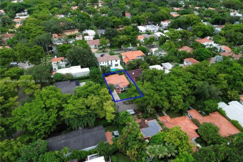 House in Coral Gables, Florida 2 bedrooms, 126.53 sq.m. № 1946542 - photo 9