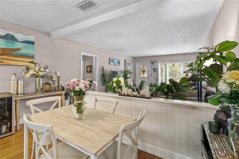 House in Coral Gables, Florida 2 bedrooms, 126.53 sq.m. № 1946542 - photo 15