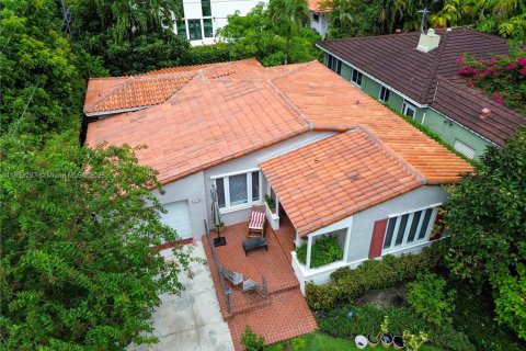 House in Coral Gables, Florida 2 bedrooms, 126.53 sq.m. № 1946542 - photo 1