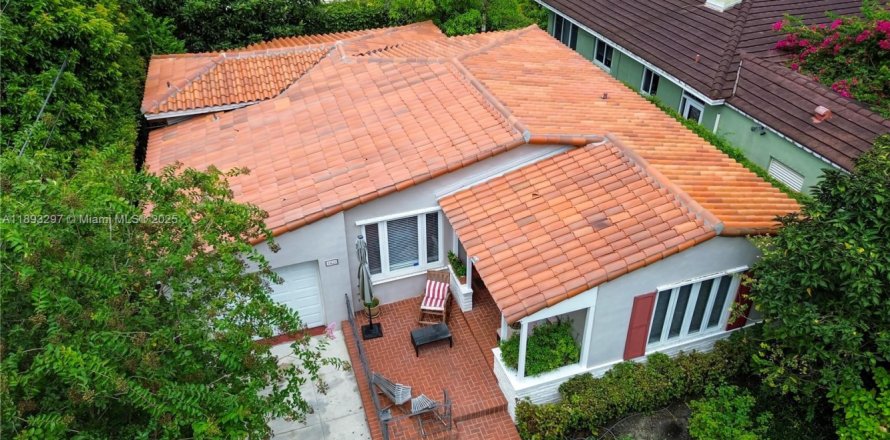 House in Coral Gables, Florida 2 bedrooms, 126.53 sq.m. № 1946542