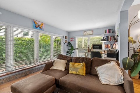 House in Coral Gables, Florida 2 bedrooms, 126.53 sq.m. № 1946542 - photo 19