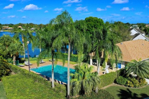 House in Wellington, Florida 3 bedrooms, 146.32 sq.m. № 1075768 - photo 1