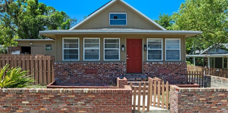 Commercial property in Daytona Beach, Florida 6 bedrooms, 298.59 sq.m. № 1849567