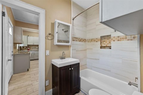 Commercial property in Daytona Beach, Florida 6 bedrooms, 298.59 sq.m. № 1849567 - photo 18