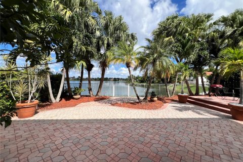 House in Miami, Florida 4 bedrooms, 202.34 sq.m. № 1948667 - photo 19