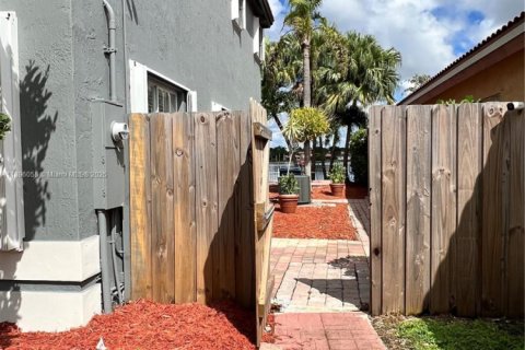 House in Miami, Florida 4 bedrooms, 202.34 sq.m. № 1948667 - photo 4