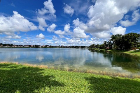House in Miami, Florida 4 bedrooms, 202.34 sq.m. № 1948667 - photo 15