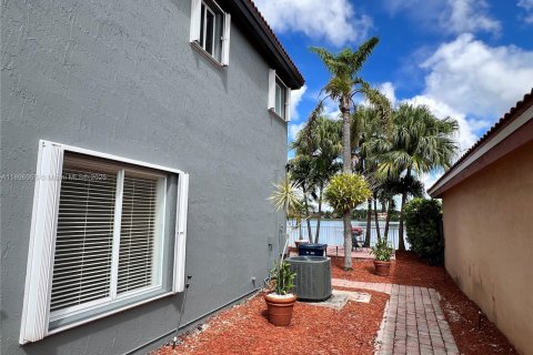 House in Miami, Florida 4 bedrooms, 202.34 sq.m. № 1948667 - photo 6