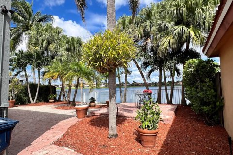 House in Miami, Florida 4 bedrooms, 202.34 sq.m. № 1948667 - photo 7
