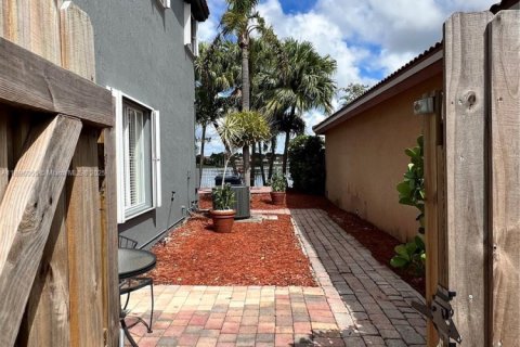 House in Miami, Florida 4 bedrooms, 202.34 sq.m. № 1948667 - photo 5