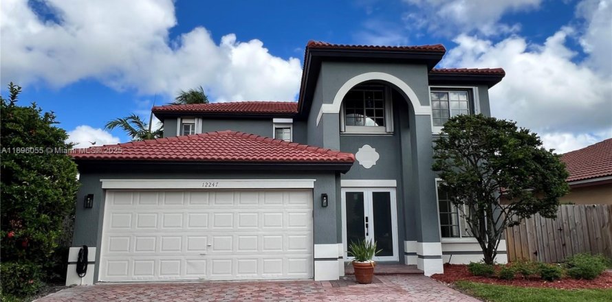 House in Miami, Florida 4 bedrooms, 202.34 sq.m. № 1948667
