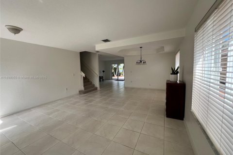 House in Miami, Florida 4 bedrooms, 202.34 sq.m. № 1948667 - photo 24