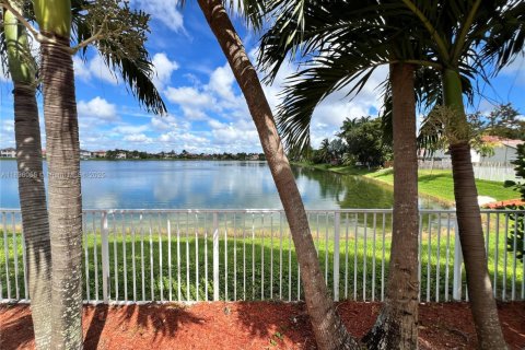 House in Miami, Florida 4 bedrooms, 202.34 sq.m. № 1948667 - photo 13