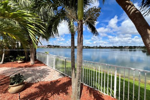 House in Miami, Florida 4 bedrooms, 202.34 sq.m. № 1948667 - photo 14