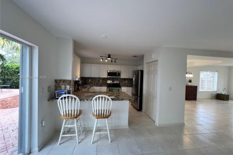 House in Miami, Florida 4 bedrooms, 202.34 sq.m. № 1948667 - photo 29