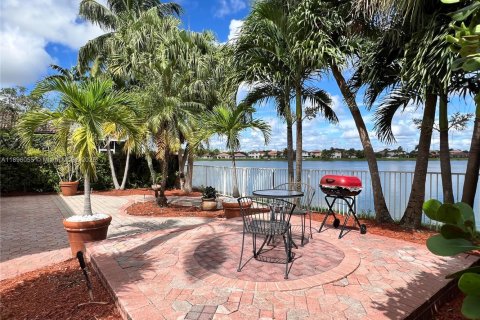 House in Miami, Florida 4 bedrooms, 202.34 sq.m. № 1948667 - photo 10
