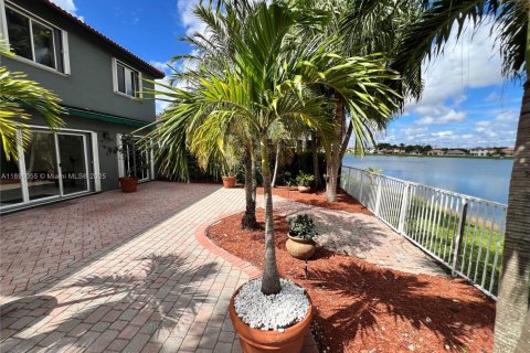 House in Miami, Florida 4 bedrooms, 202.34 sq.m. № 1948667 - photo 9