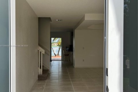 House in Miami, Florida 4 bedrooms, 202.34 sq.m. № 1948667 - photo 22