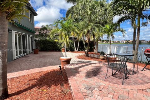 House in Miami, Florida 4 bedrooms, 202.34 sq.m. № 1948667 - photo 8