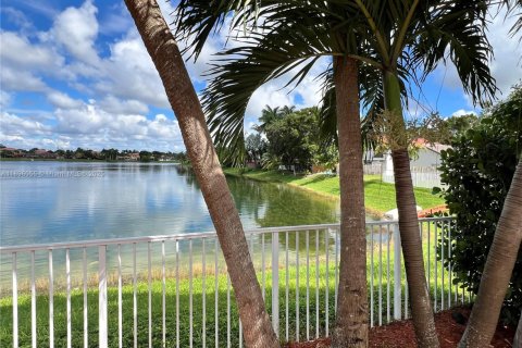 House in Miami, Florida 4 bedrooms, 202.34 sq.m. № 1948667 - photo 12