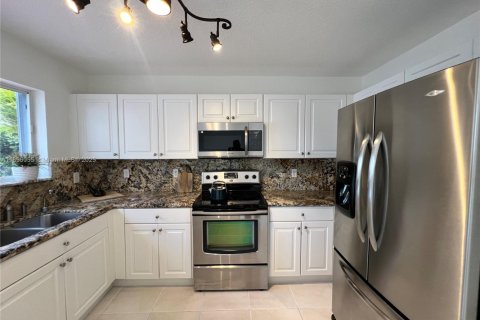 House in Miami, Florida 4 bedrooms, 202.34 sq.m. № 1948667 - photo 30
