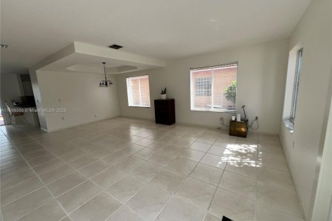 House in Miami, Florida 4 bedrooms, 202.34 sq.m. № 1948667 - photo 23
