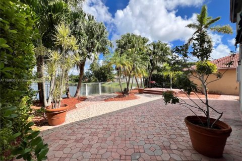 House in Miami, Florida 4 bedrooms, 202.34 sq.m. № 1948667 - photo 18