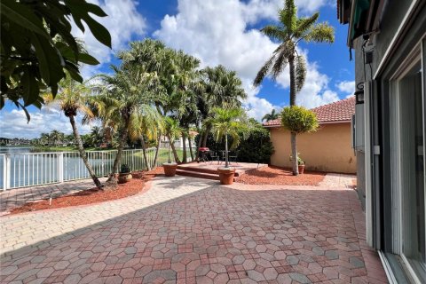 House in Miami, Florida 4 bedrooms, 202.34 sq.m. № 1948667 - photo 20