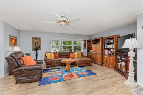 Condo in New Port Richey, Florida, 2 bedrooms № 2203257 - photo 13