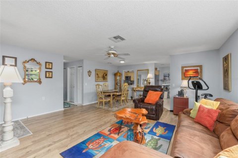 Condo in New Port Richey, Florida, 2 bedrooms № 2203257 - photo 14