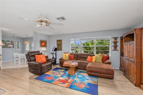 Condo in New Port Richey, Florida, 2 bedrooms № 2203257 - photo 12