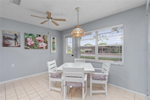 Condo in New Port Richey, Florida, 2 bedrooms № 2203257 - photo 18
