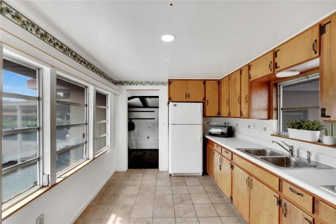 House in Tampa, Florida 4 bedrooms, 153.85 sq.m. № 1907887 - photo 15
