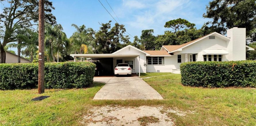 House in Tampa, Florida 4 bedrooms, 153.85 sq.m. № 1907887