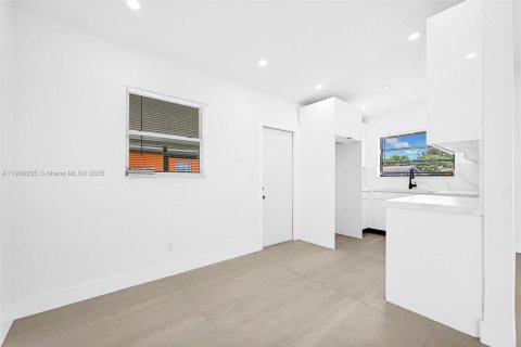 House in Miami Gardens, Florida 3 bedrooms, 149.48 sq.m. № 1964779 - photo 12