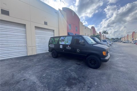 Propiedad comercial en venta en Miami, Florida № 1985007 - foto 1