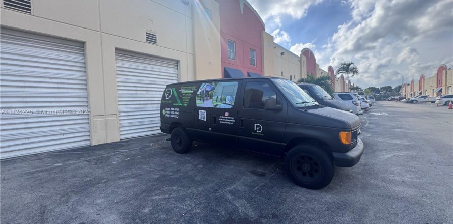 Propiedad comercial en Miami, Florida № 1985007