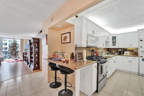 Copropriété à louer à Hallandale Beach, Floride: 1 chambre, 77.67 m2 № 1940502 - photo 2
