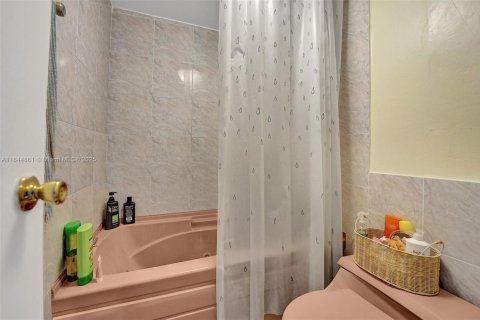 Copropriété à louer à Hallandale Beach, Floride: 1 chambre, 77.67 m2 № 1940502 - photo 9