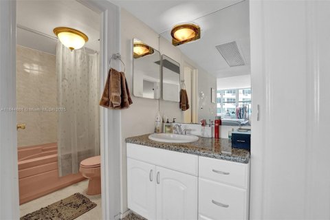 Copropriété à louer à Hallandale Beach, Floride: 1 chambre, 77.67 m2 № 1940502 - photo 10