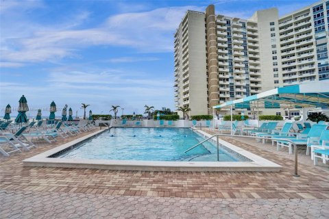 Copropriété à louer à Hallandale Beach, Floride: 1 chambre, 77.67 m2 № 1940502 - photo 12