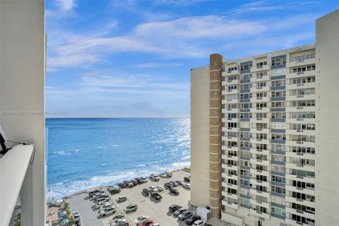 Copropriété à louer à Hallandale Beach, Floride: 1 chambre, 77.67 m2 № 1940502 - photo 11