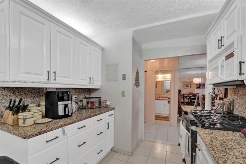 Copropriété à louer à Hallandale Beach, Floride: 1 chambre, 77.67 m2 № 1940502 - photo 4