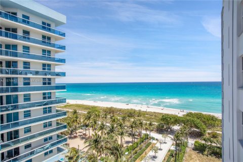 Condo in Surfside, Florida, 2 bedrooms  № 1812335 - photo 1