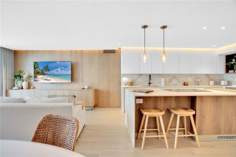 Condo in Surfside, Florida, 2 bedrooms  № 1812335 - photo 20